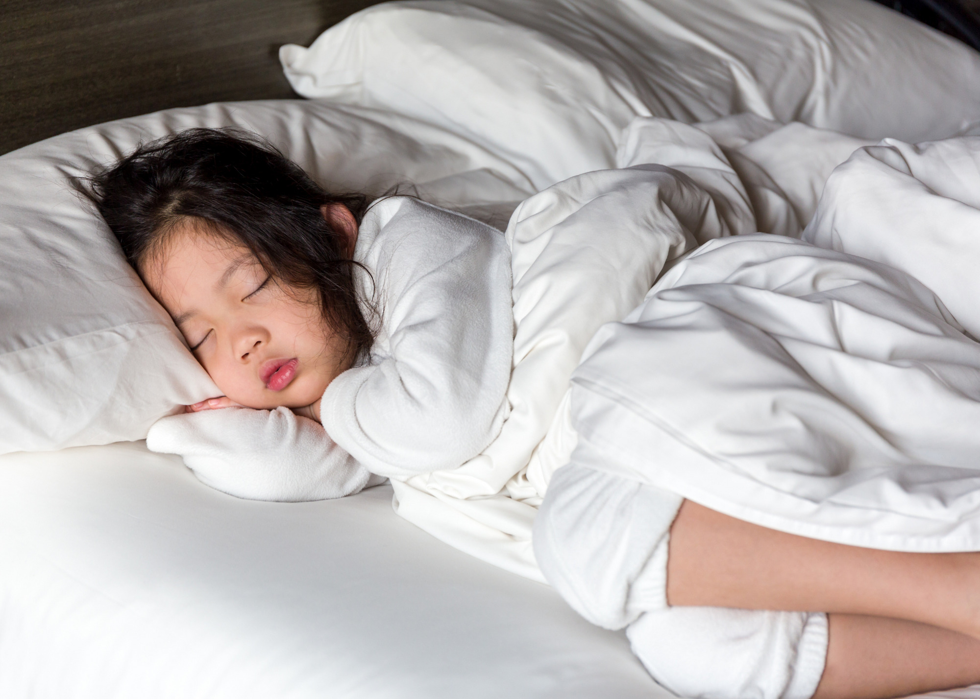 Спит без одеяла